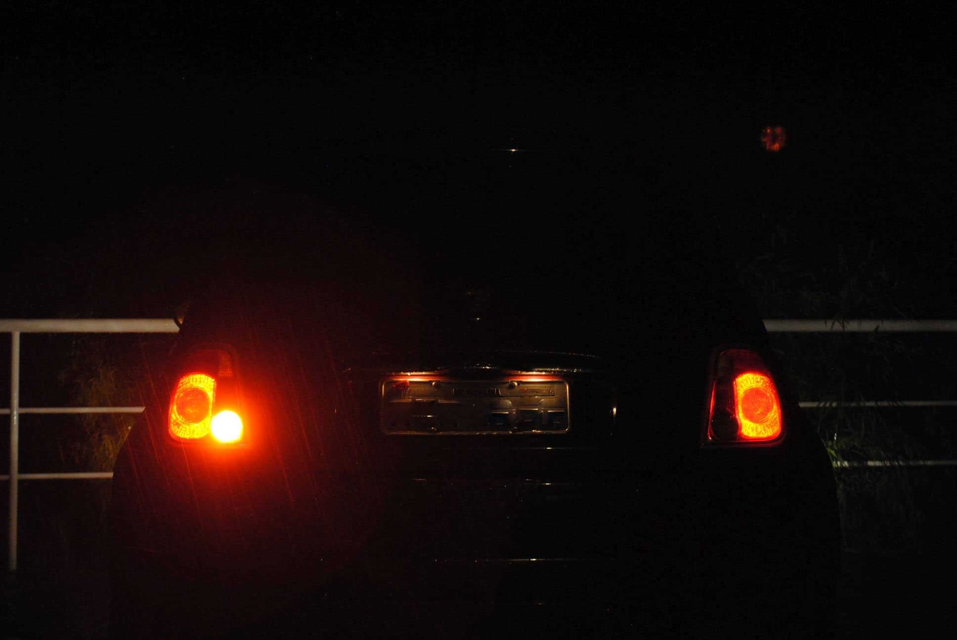 lanterna traseira veículo - foto noturna
