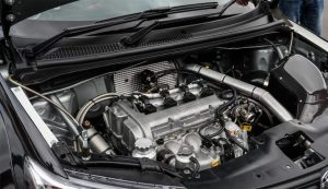 foto capô do carro aberto mostrando motor