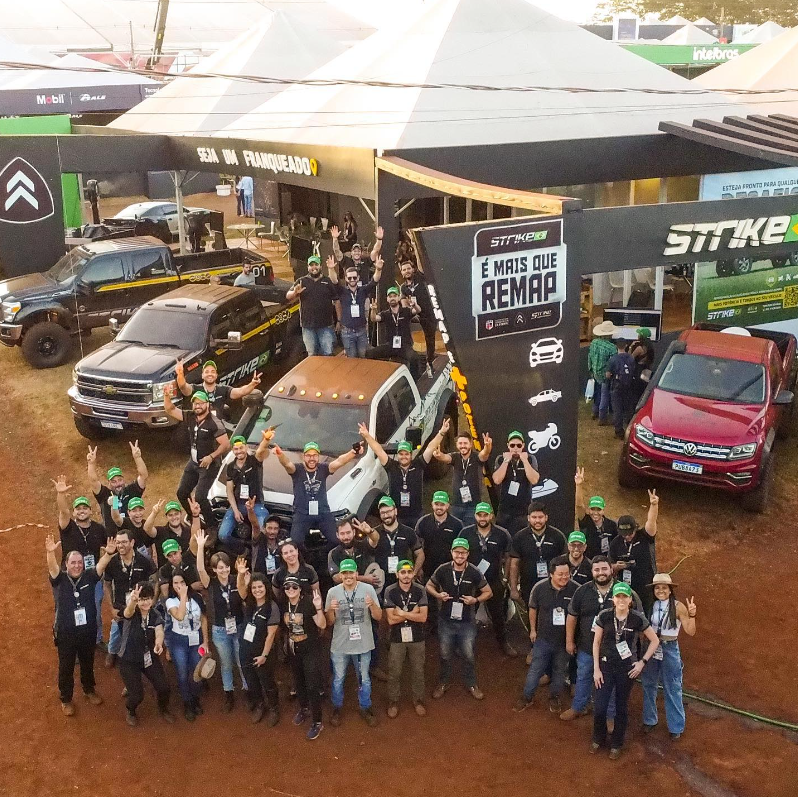 Franqueados e equipe da Strike Brasil na Agrishow, um dos principais eventos do agronegócio brasileiro.